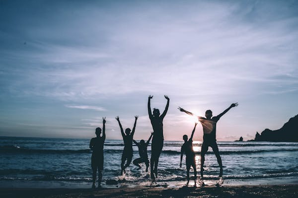 Solo Travel vs. Group Travel
